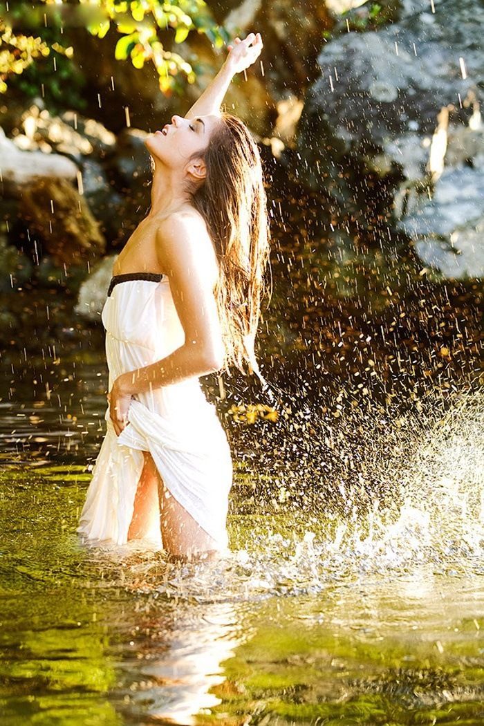 Marie Avgeropoulos in Kawaguchi